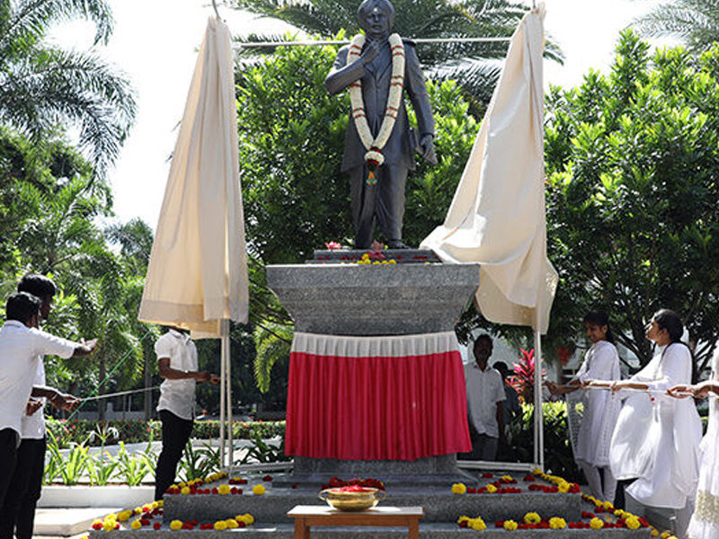 Bharathiyar Statue